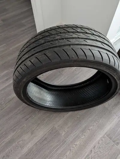 2 pneu Ovation VI-388 en dimension 275/30R20 (souvent noté 275/30ZR20) est un pneu d'été haute perfo...
