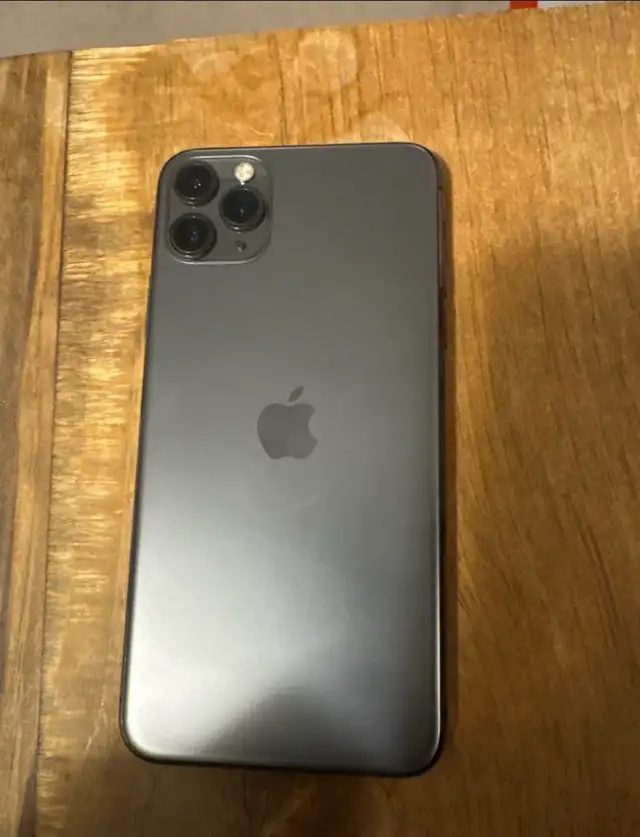 Apple IPhone 11 Pro Max 64 Gb in Cell Phones in Markham / York Region - Image 3