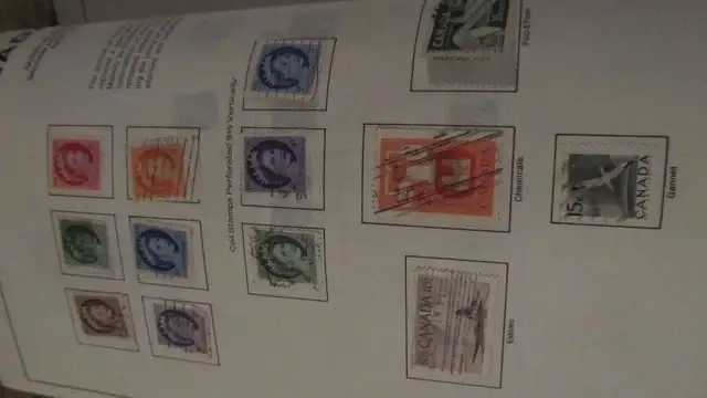 Collection de timbres in Hobbies & Crafts in Québec City - Image 9