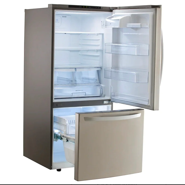 LG Bottom Freezer Refrigerator LRDNS2200 in Refrigerators in City of Montréal - Image 3