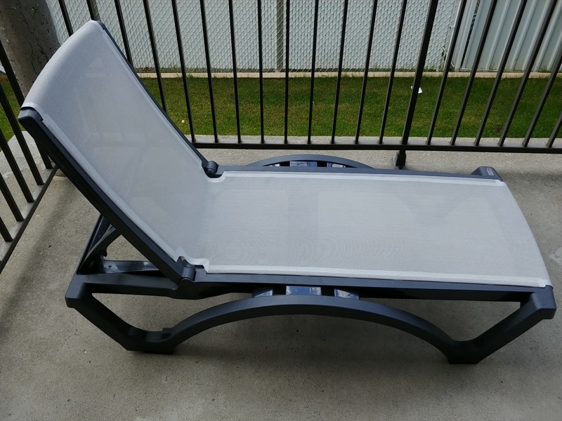 Grey Baja Sling Lounge Chair GRACIOUS LIVING chaise longue Mobilier