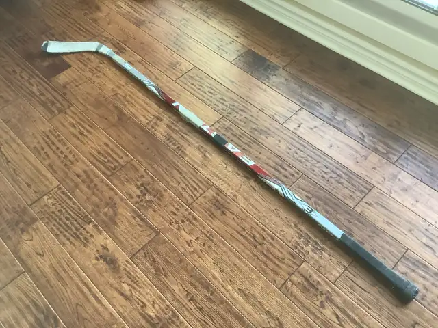 Hockey stick left hand in Hockey in Ottawa - Image 2