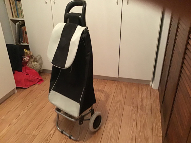 Sac magasinage à roulette neuf. dans Sacs et bagages  à Ville de Montréal - Image 2