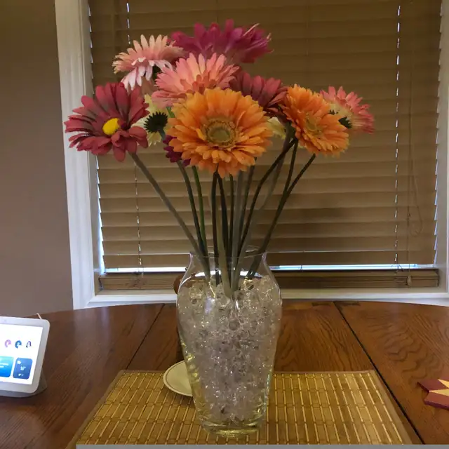Variety of Silk Flowers in Vases in Home Décor & Accents in Edmonton - Image 3