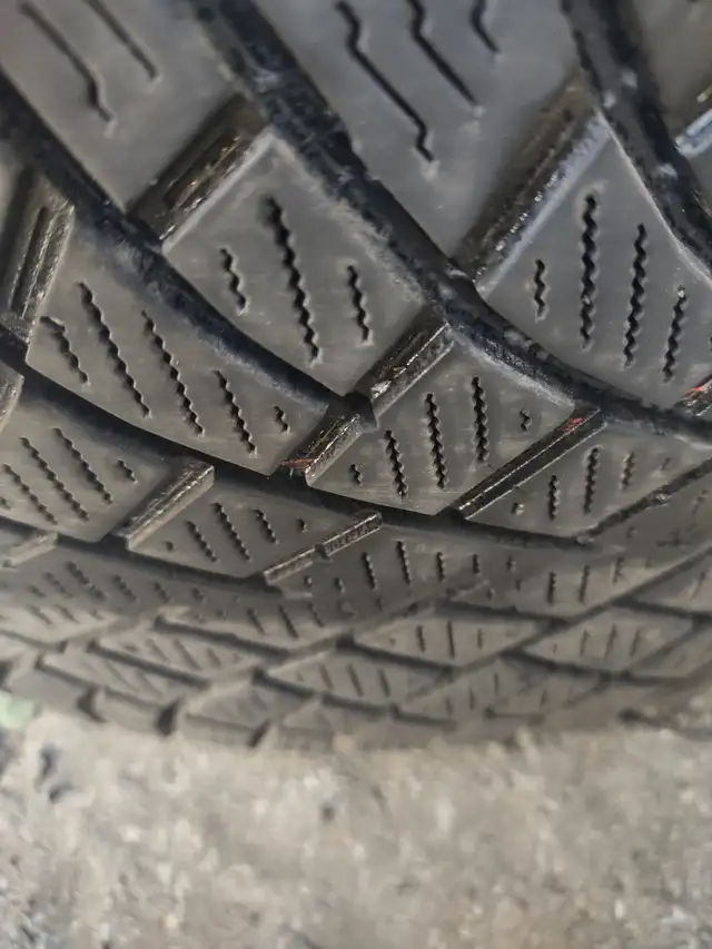 -4 pneus hiver Nokian Hakkapeliitta 225-40R19 comme neufs in Tires & Rims in Laval / North Shore - Image 5