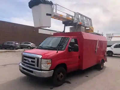 2009 Bucket truck with RH38D (38 feet reach) wireless remote for boom control, 5.4 gas engine, a/c,...