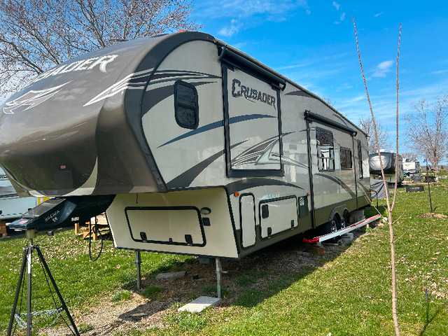 2015 Crusader 36’ Fifth Wheel Camper in Travel Trailers & Campers in Napanee - Image 2