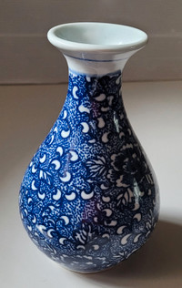 Antique Blue & White Chinese Porcelain 6.5" Vase of Qing Dynasty