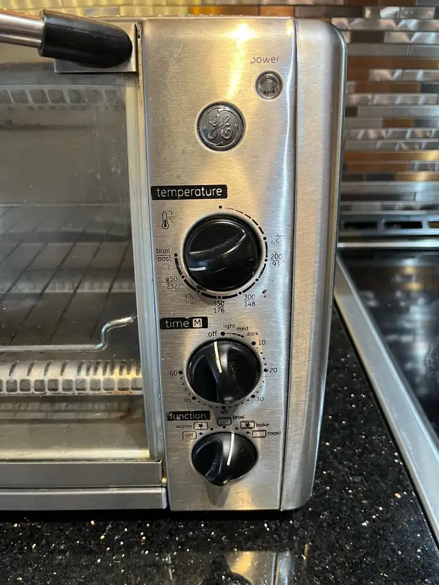GE Stainless Steel Toaster Oven – Large Capacity, Multi-Function in Toasters & Toaster Ovens in Markham / York Region - Image 4