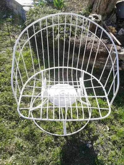 Rare fauteuil à bascule pivotant, en fer forgé peint blanc, dessiné par Charles Eames pour la compag...