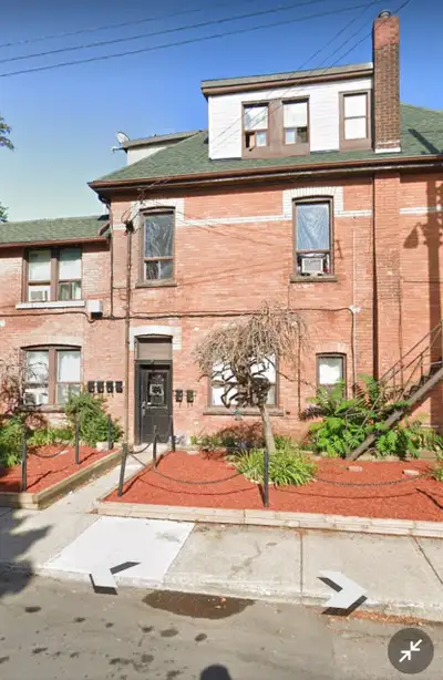 **{$1300 renovated 1bedroomt on 3rd floor apartment}**