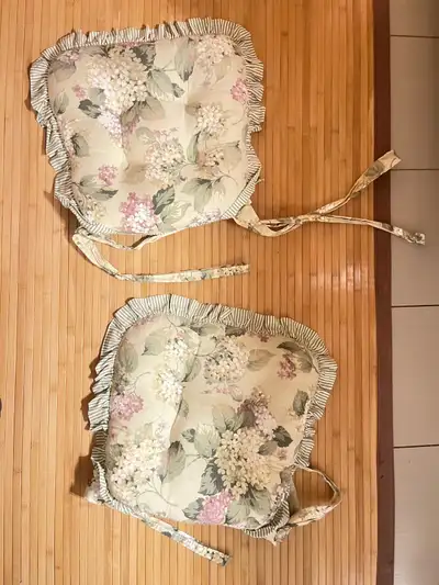 Reversable seat cushions x2, View more