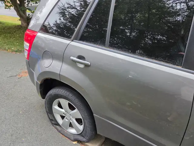 Suzuki Grand Vitara (Parts Only) in Auto Body Parts in St. John's - Image 4