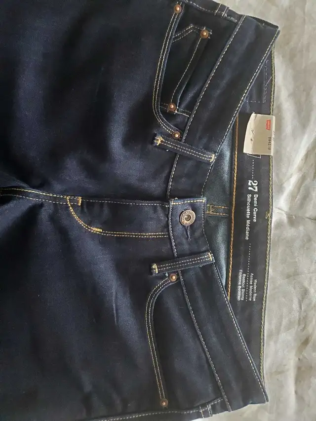 2 women levis jeans in Women's - Bottoms in Mississauga / Peel Region - Image 5