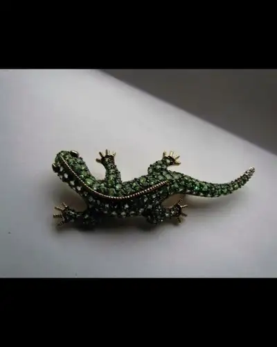 Absolutely stunning 18k Gold and Tsavorite garnet Lizard Brooch, View more