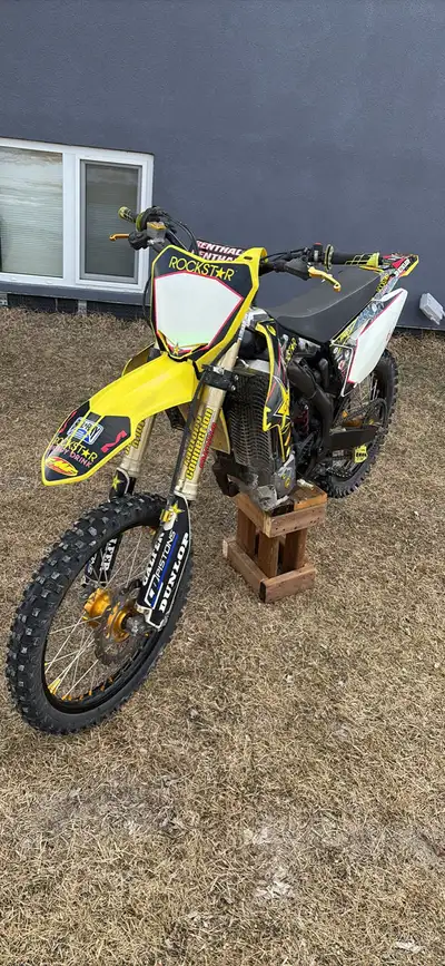 Absolutely great condition brand new top end rebuild comes with tires, an absolutely fantastic dirt...