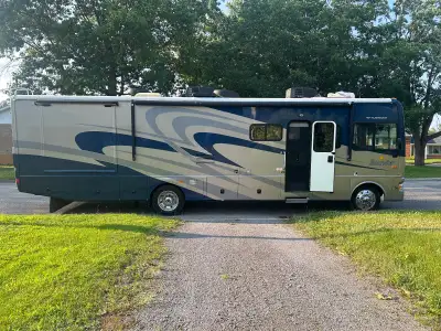 Motorisé Fleetwood 37 pieds 90 000 km 2 slide-out Divan peut se convertir en lit Non-fumeur Bien ent...