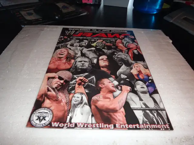 wwf wwe wrestling magazine shopzone complete undertaker santas c in Arts & Collectibles in Victoriaville - Image 3