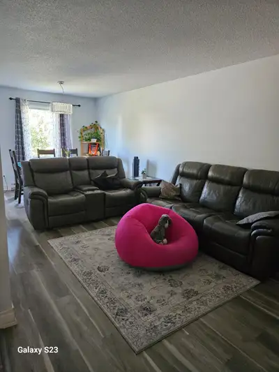Oshawa-Short Term Rental, 2 BR, 1 Bath, living room & Kitchen