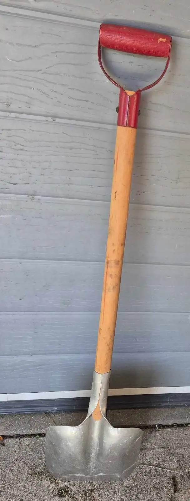 Small aluminum D handled shovel. 522587727883161601