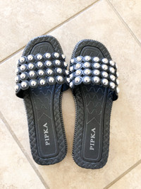women’s size 5 sandals in like new condition 