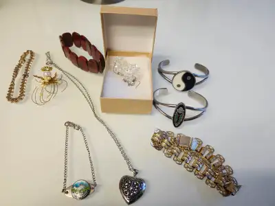 25 01 15 CAL 10L Vintage Costume Jewelry Lot (10) Selling 10 pieces of costume mostly metal jewelry...