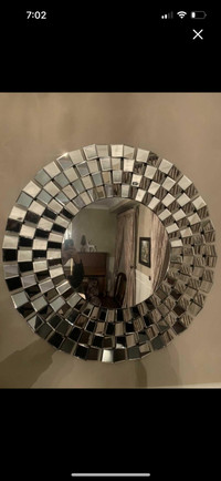 VERY LARGE ALL DETAILED MIRROR - New condition . 39” diameter