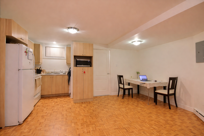 STUDIO – EMPLACEMENT EXCEPTIONNEL EN FACE DU MÉTRO LAURIER Plateau Mont-Royal Disponible 1er juillet...