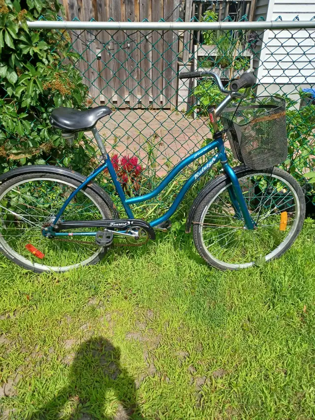 GIRLS / YOUNG LADIES RALEIGH BIKE in Road in Ottawa - Image 4