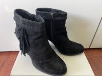 Like new women black heel shoes size 8