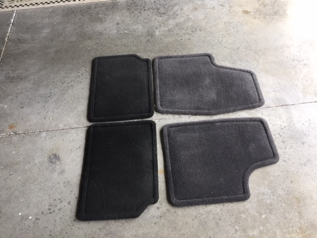 2007 Gran Prix Front and Rear Floor Mats in Other Parts & Accessories in Trenton - Image 3
