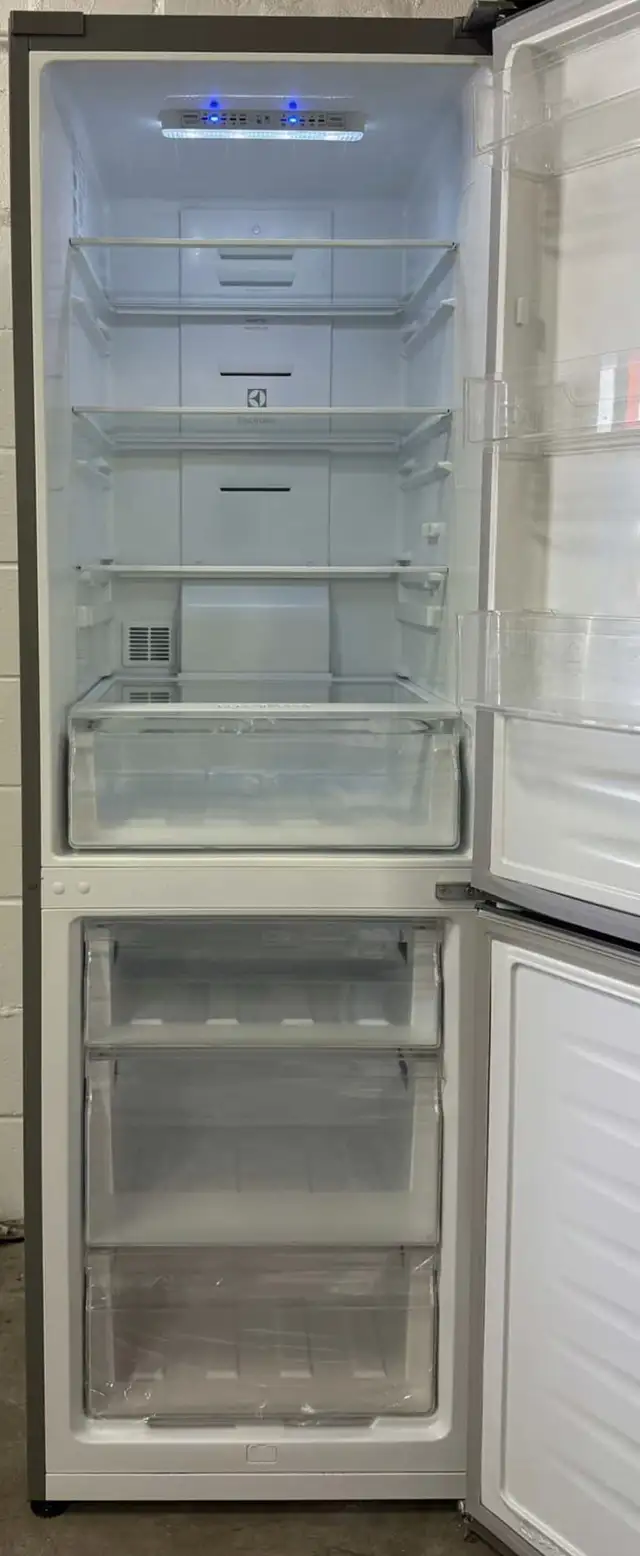 Apartment Size Refrigerator “ELECTROLUX” H73/W24/D27 in Refrigerators in City of Toronto - Image 3