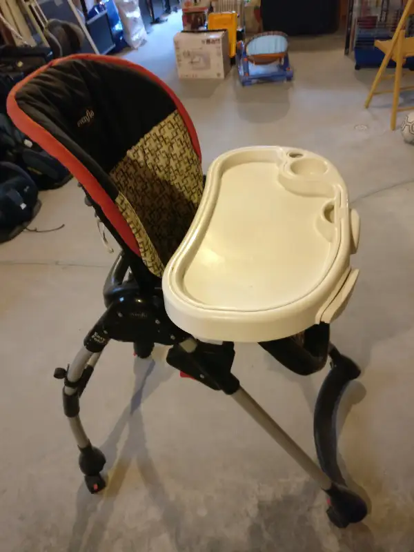 Evenflo baby foldable / adjustable highchair in Feeding & High Chairs in Ottawa - Image 2