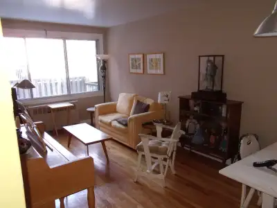 Grand 4½ rénové, 800 pi² approx, ensoleillé, secteur Côte des Neiges, adjacent Outremont, -2 chambre...