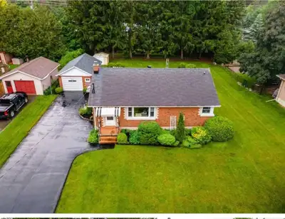 Nestled Steps To Kedron Golf, Shops, Parks, Schools, Durham College & Uoit, Easy Access To Hwy 407....