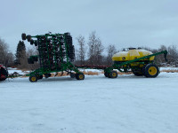 2013 1835 John Deere Drill c/w 430 bushel 1910 air cart