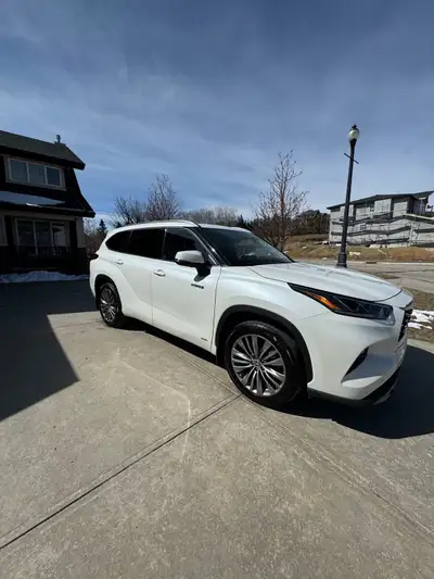 Fully loaded Platinum Hybrid Toyota Highlander for sale. Extended warranty purchased and active unti...