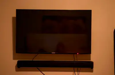 Télévision  avec support mural, View more