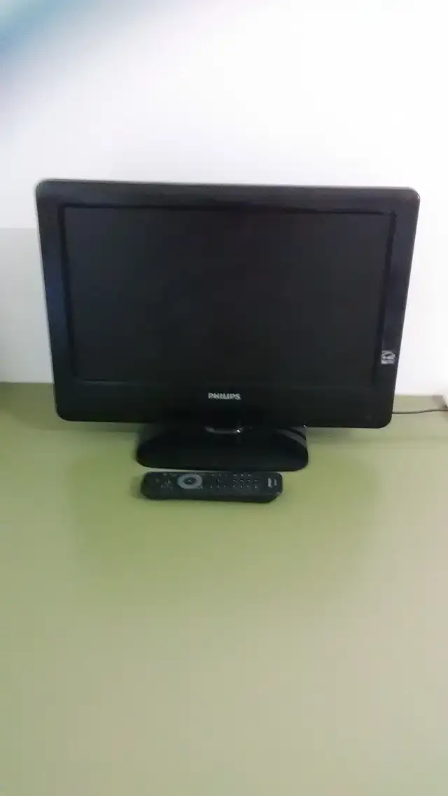 Philips 19” HD LCD Digital TV with Remote  in TVs in City of Toronto - Image 3