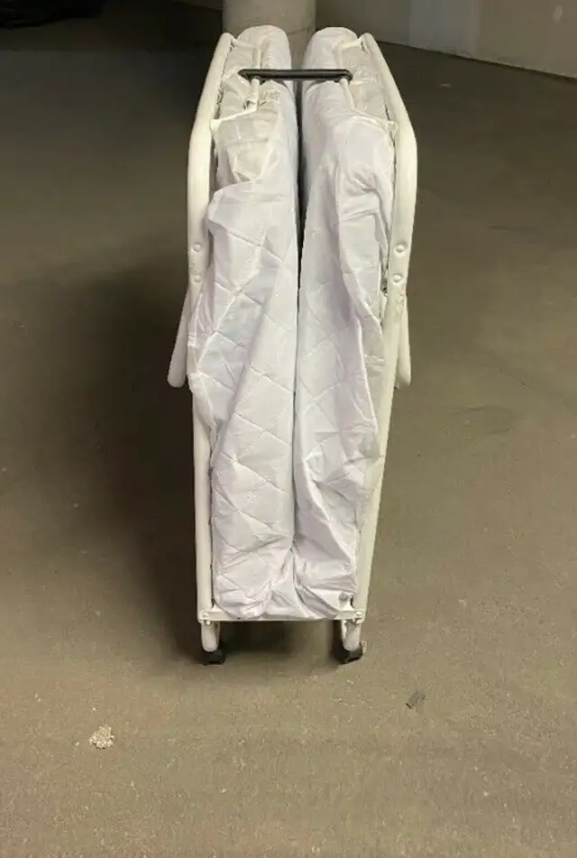 Foldable bed / Lit pliable  in Beds & Mattresses in City of Montréal - Image 4