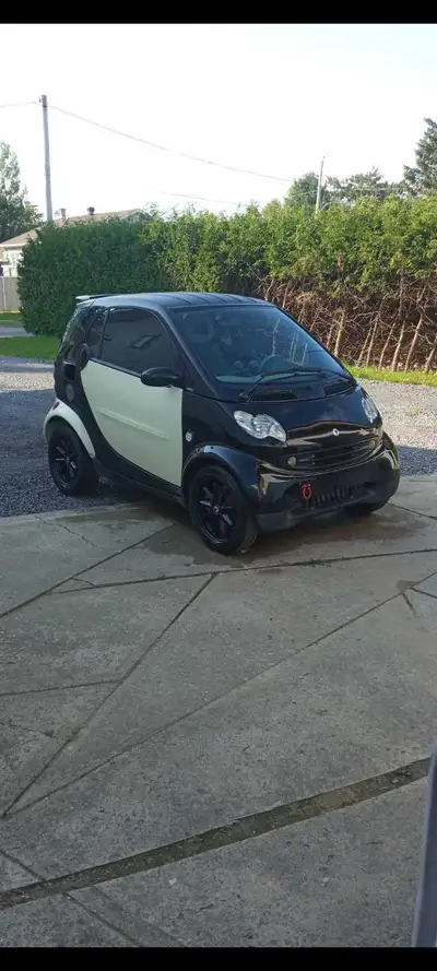 Voici une Smart fortwo avec un moteur hayabusa, une petite voiture avec une grande personnalité ! El...