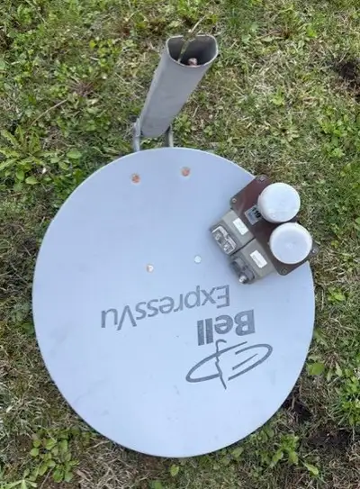 Bell ExpressVu dish 51 cm (20 in) with dual receiver heads and mounting pole. Ideal for satellite TV...