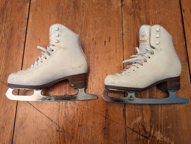 Girls figure skates - Jackson Mystique - Size 2 dans Patins et patins à roulettes  à Ville de Montréal