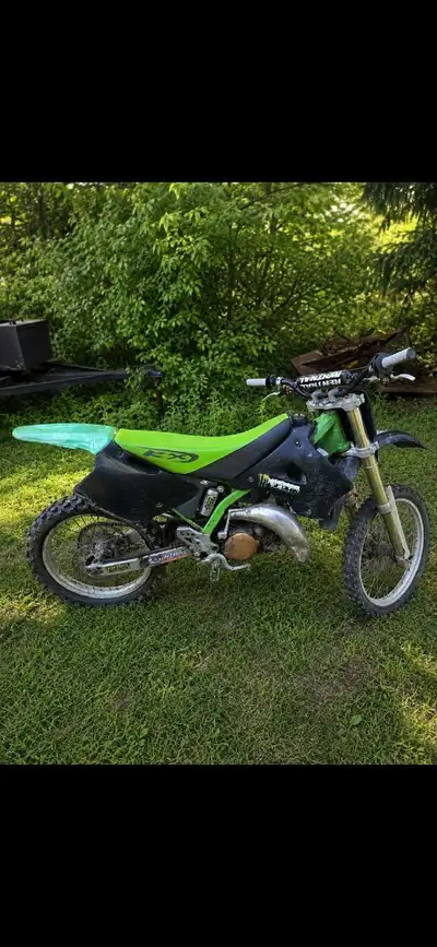 Freshly serviced and ready to ride. Recent maintenance: ✅ New carburetor ✅ New top-end gasket kit ✅...
