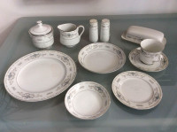 Beau set de vaisselle en porcelaine de collection Diane (55 morc