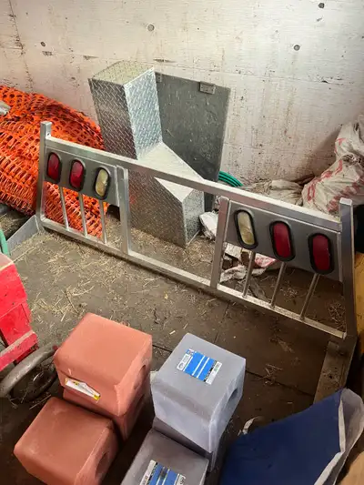 Rack was on a 05 Silverado last Wheel well box is open but missing key