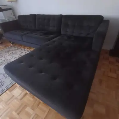 Sofa, table 6 chaises, lit queen avec matelas, View more