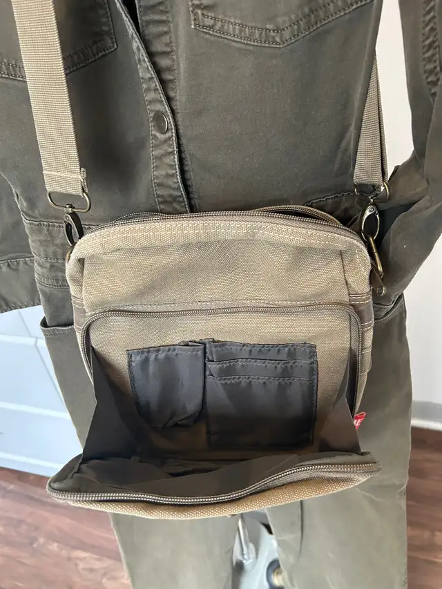 Diesel* canvas crossbody bag in Women's - Bags & Wallets in Barrie - Image 6