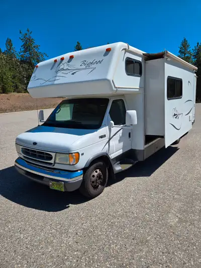 This Canadian-Made Top-Quality True 4-Season Bigfoot 30MH29SL E450 Class C Motorhome is in immaculat...