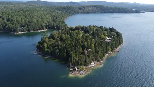 LAKEFRONT COTTAGE on Rodick Lake, Private in Quebec in Canada - Image 4
